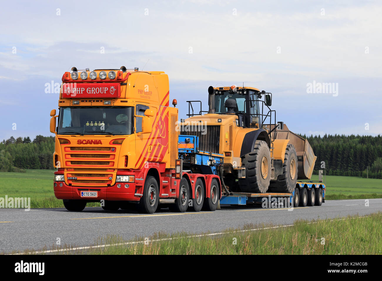 JOKIOINEN, Finlandia - 16 giugno 2017: Personalizzato Scania G580 carrello  rimorchio a collo d'oca del PHP Group trasporta grandi Cat 980H caricatore  su ruote lungo l'autostrada a Foto stock - Alamy