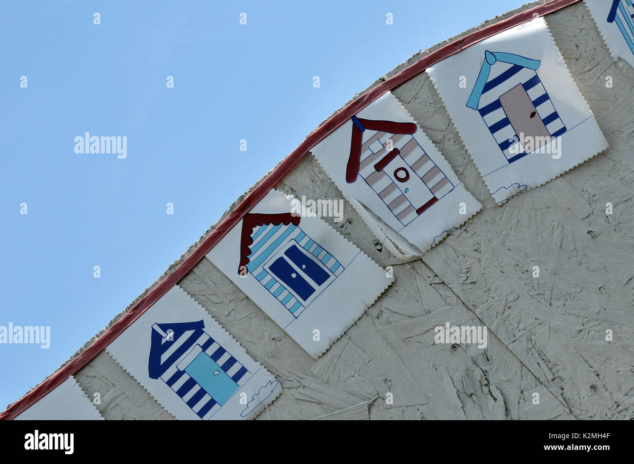 Alcuni flag o bunting sul lato di un beach hut che mostra la spiaggia di capanne e un tema costiere del Mare Mare Costa nautico marittimo marine Foto Stock