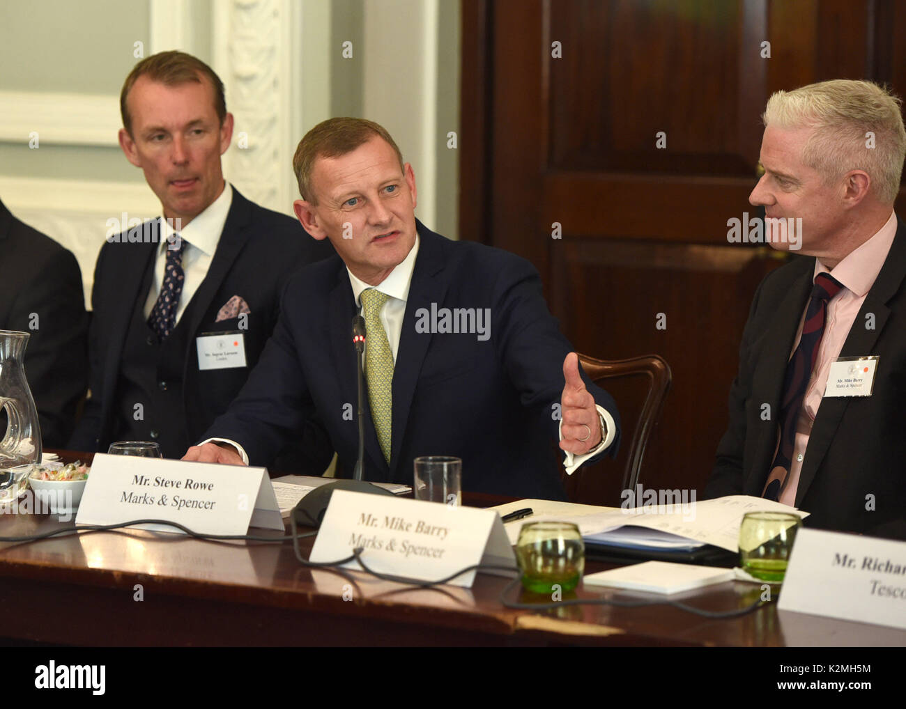 Foto deve essere accreditato ©Alpha premere 079965 24/05/2017 Steve Rowe CEO di Marks & Spencer e Mike Barry direttore di business sostenibile nel corso di una riunione convocata dal suo International Unità Sostenibilità in collaborazione con Marks & Spencer e la Soil Association, di giungere a un accordo su un futuro più sostenibile per il global industria del cotone a Carlton House di Londra. Foto Stock