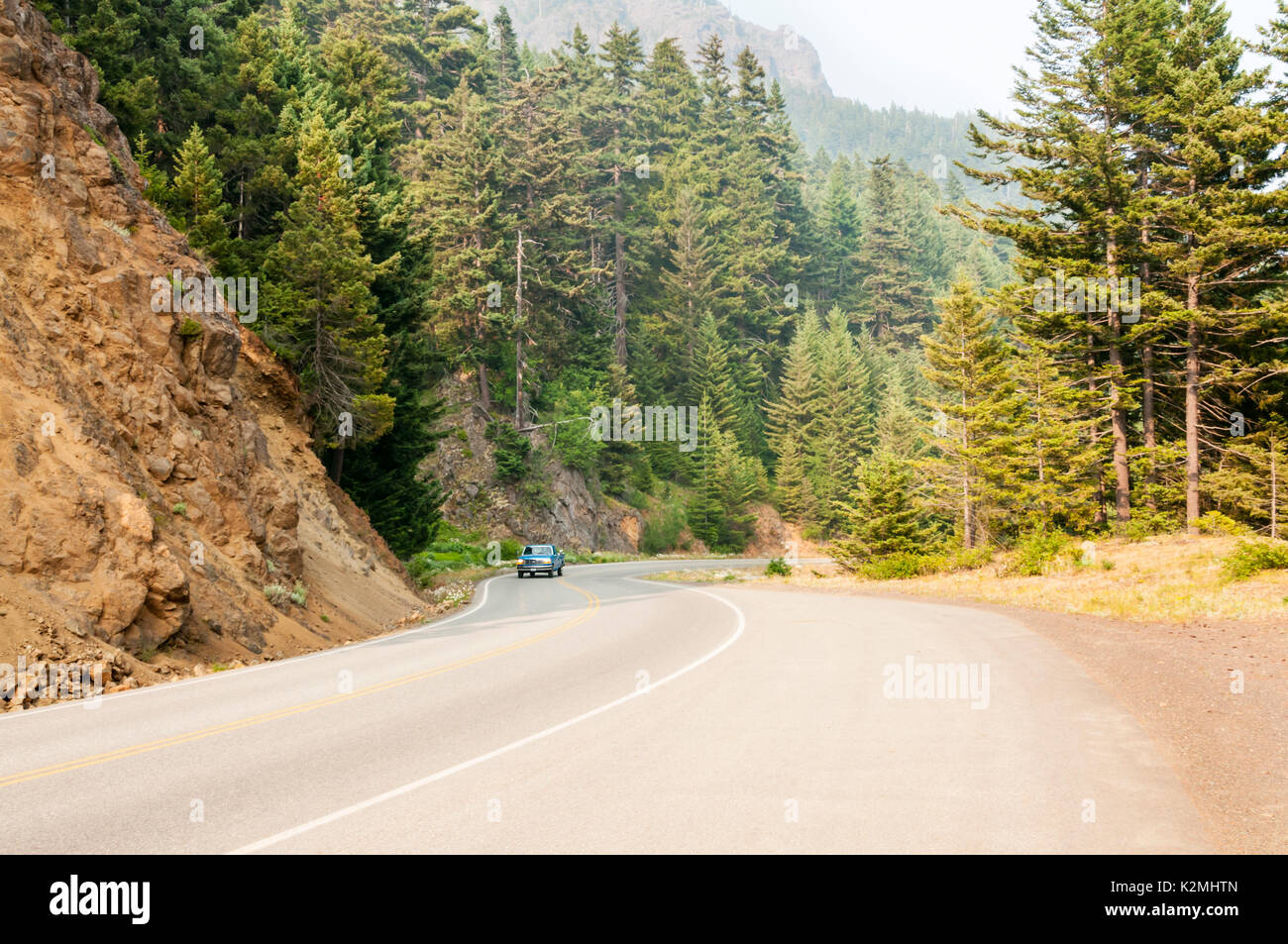 Una arrampicata auto Hurricane Ridge Road sulla Penisola Olimpica con Haze dagli incendi boschivi oltre frontiera in Canada. Foto Stock