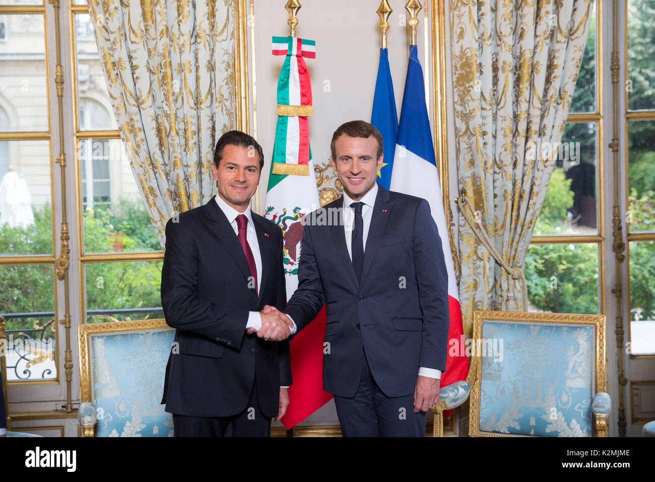 Il Presidente messicano Enrique Peña Nieto, sinistra stringe la mano con il presidente francese Emmanuel Macron prima di un incontro bilaterale all'Elysee Palace Luglio 7, 2017 a Parigi, Francia. Foto Stock