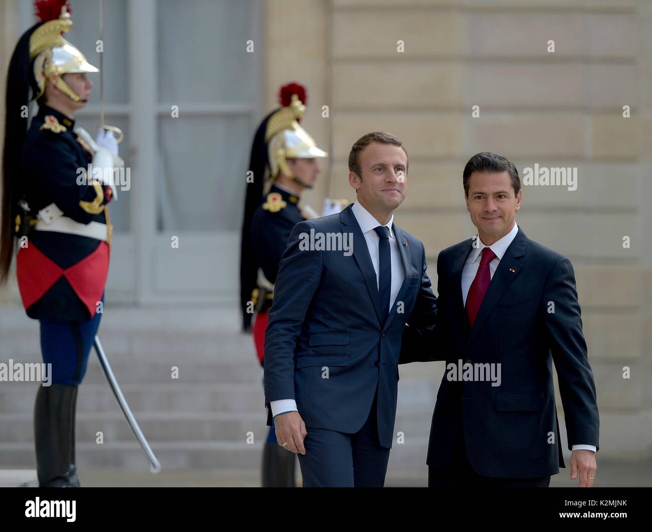 Il Presidente francese Emmanuel Macron accoglie il Presidente messicano Enrique Peña Nieto, destra, all'Elysee Palace per la riunione di luglio 7, 2017 a Parigi, Francia. Foto Stock