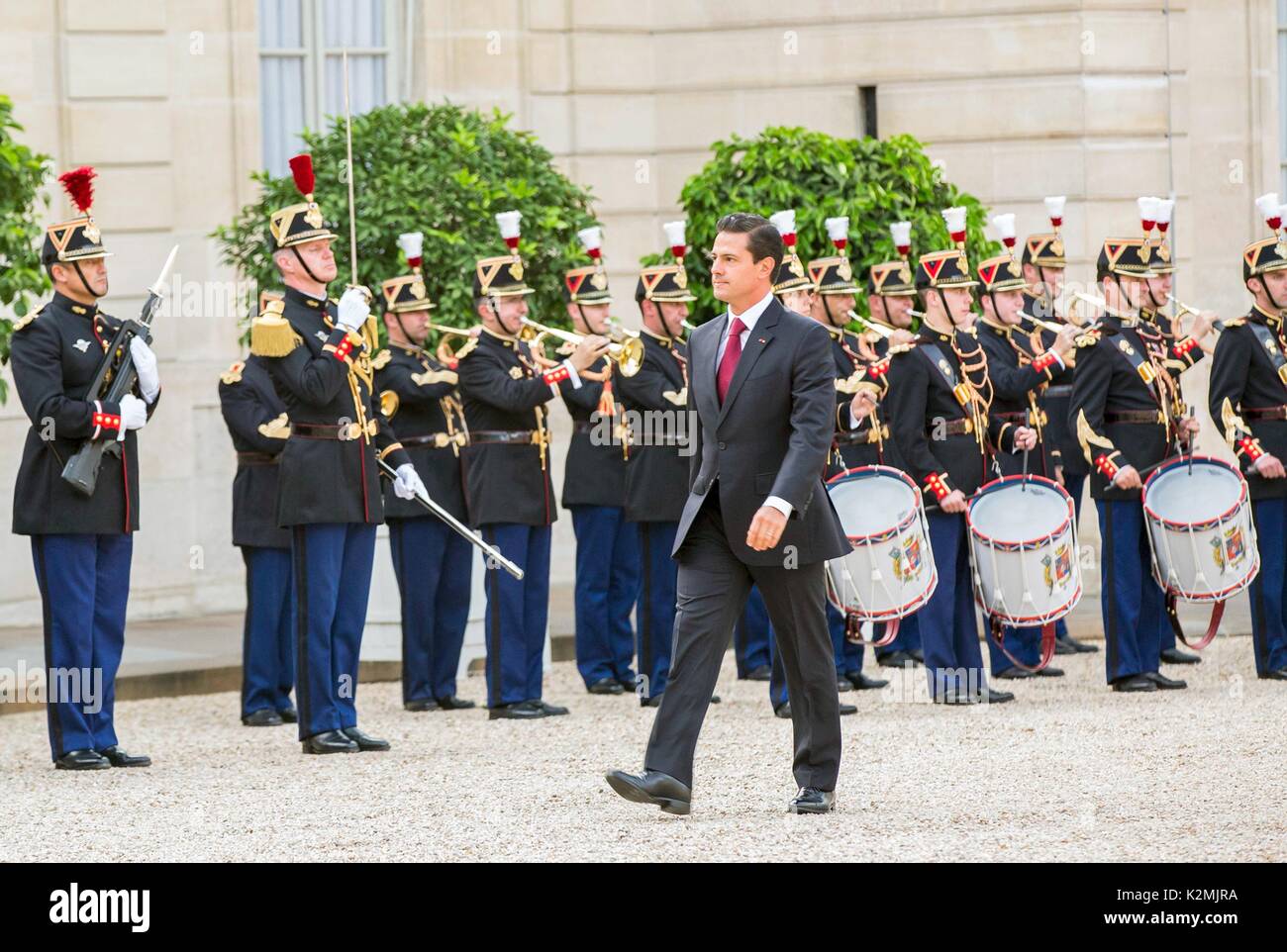 Il Presidente messicano Enrique Peña Nieto recensioni le truppe durante le cerimonie di arrivo dell'Elysee Palace per l incontro con il presidente francese Emmanuel Macron Luglio 7, 2017 a Parigi, Francia. Foto Stock
