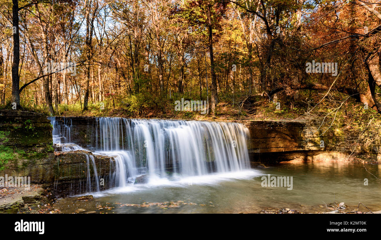 Cascate Nascoste in autunno a grandi boschi del Parco Statale vicino Nerstrand, Minnesota. Foto Stock