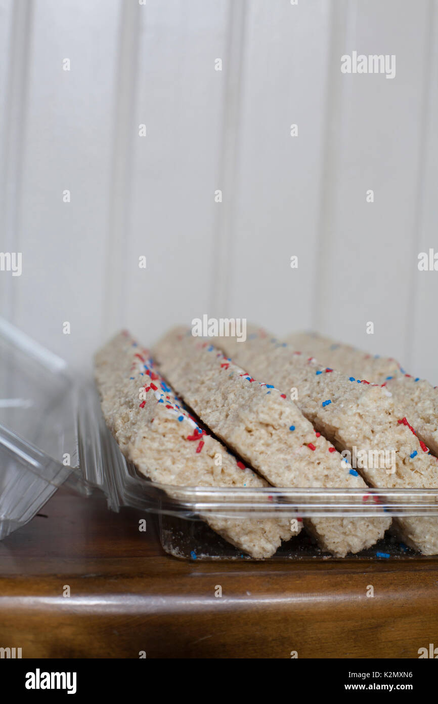 Festive rosso, bianco e blu krispy dolci prelibatezze Foto Stock