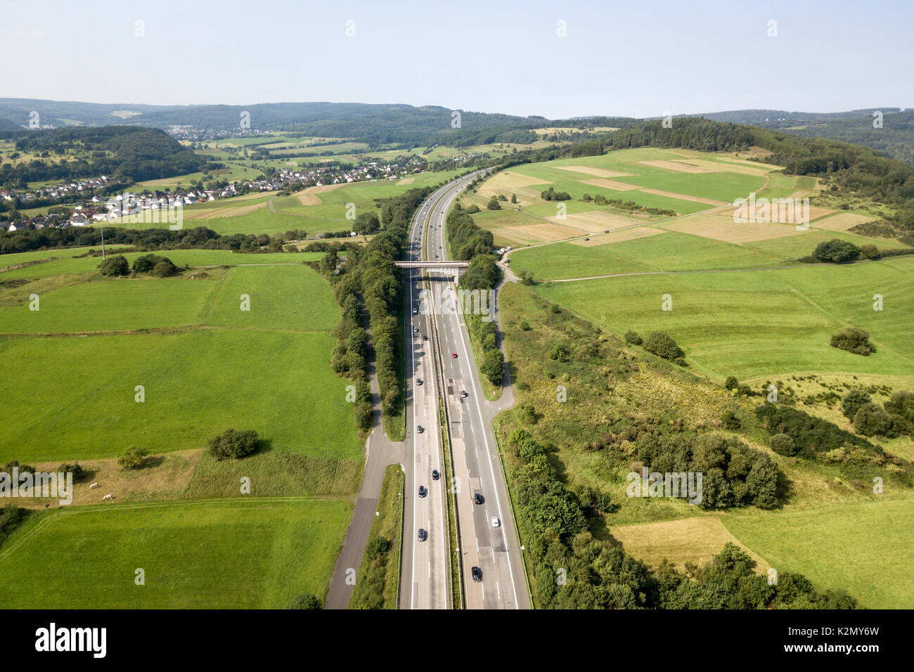 Vista aerea di una autostrada tedesca in esecuzione all'orizzonte Foto Stock