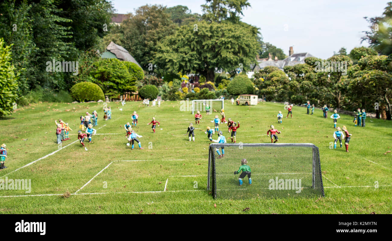 Calcetto in miniatura al villaggio modello Godshill, Isola di Wight Foto Stock