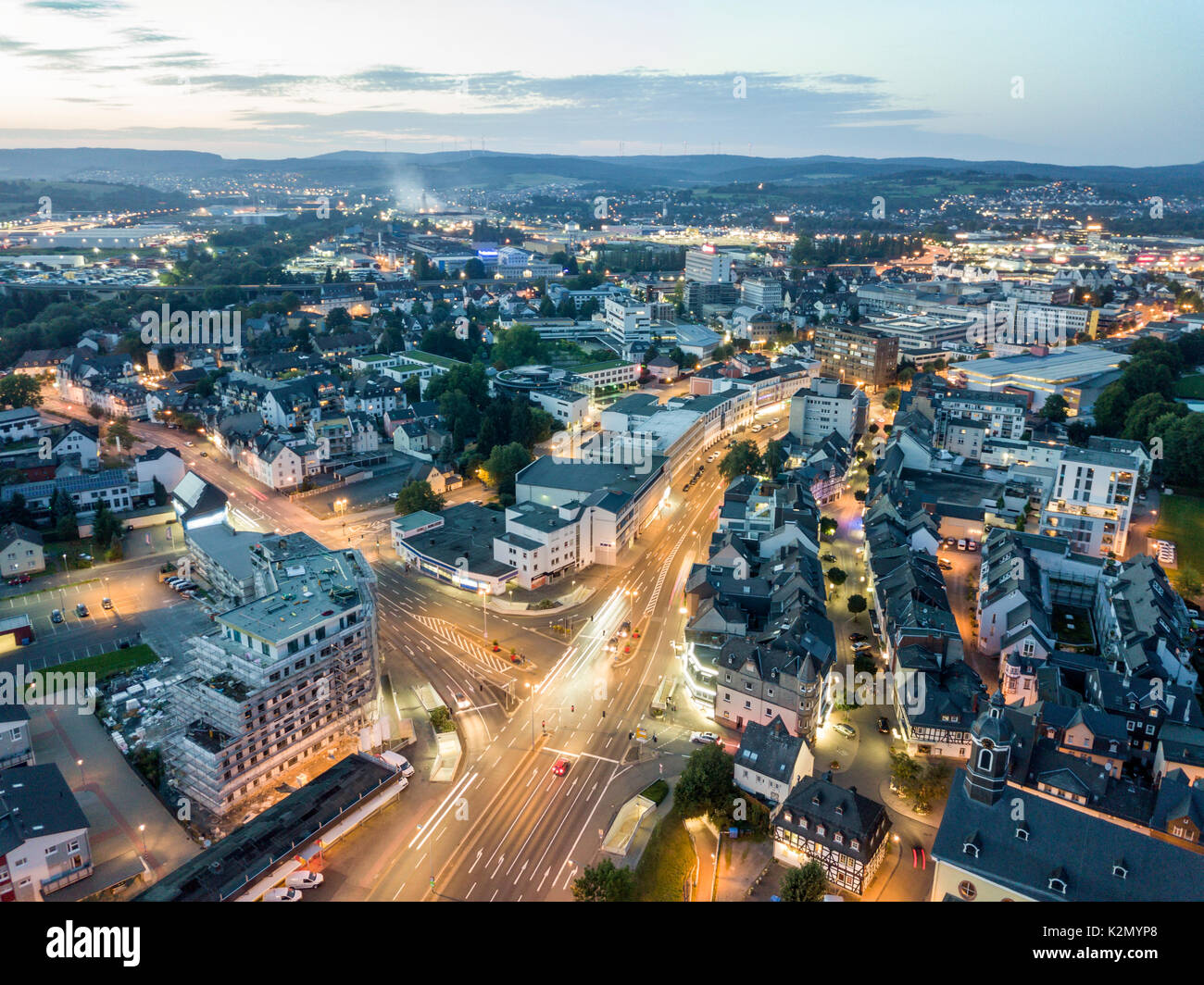 Veduta aerea della città di Wetzlar illuminata di notte. Hesse, Germania Foto Stock