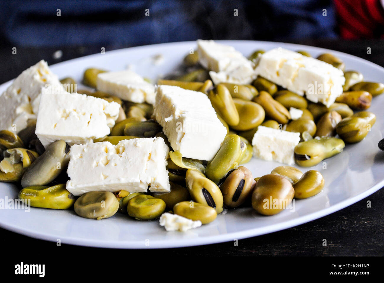 Cuocere le Fave (Vicia faba) ed il creolo formaggio. La Casa Vieja ristorante. A Cuenca. Provincia di Azuay. Ecuador. Foto Stock