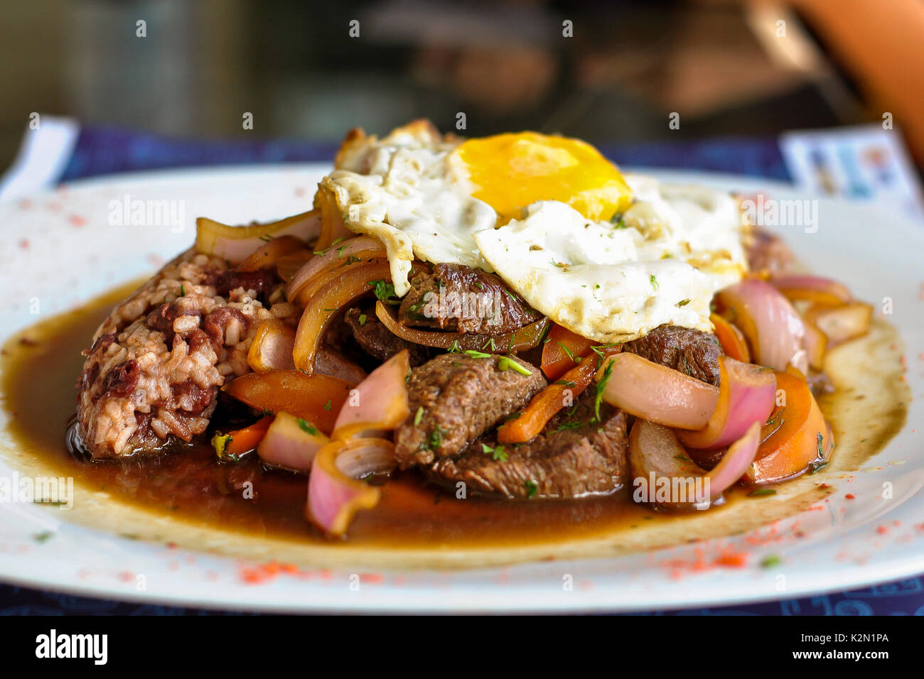Mori di fagioli, carne e uova fritte. Ristorante peruviano. Guayaquil. Ecuador Foto Stock