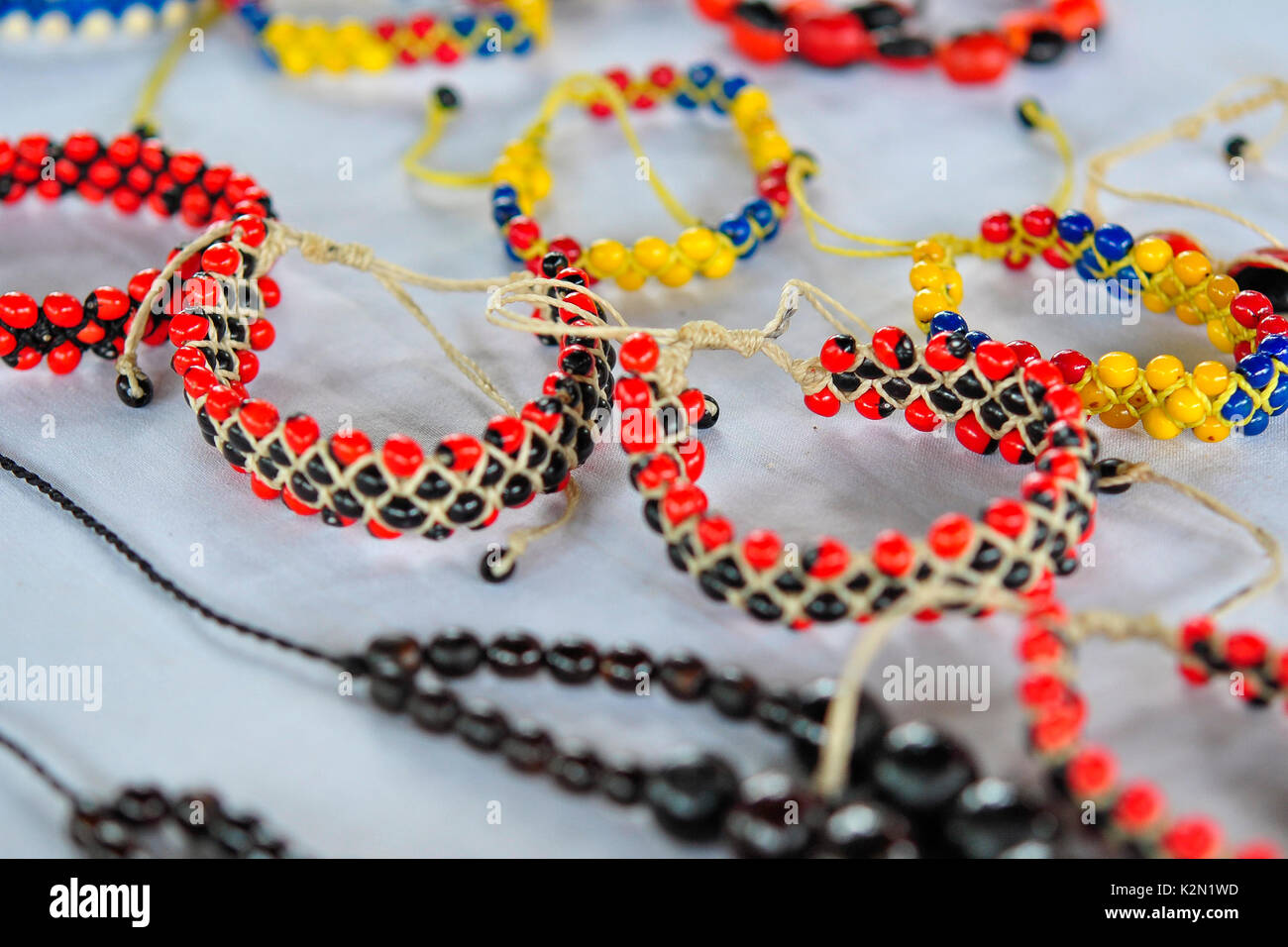 Bracciali fatti di semi. Comunità Shuar. Bucay. Proviince di Guayas. Ecuador Foto Stock