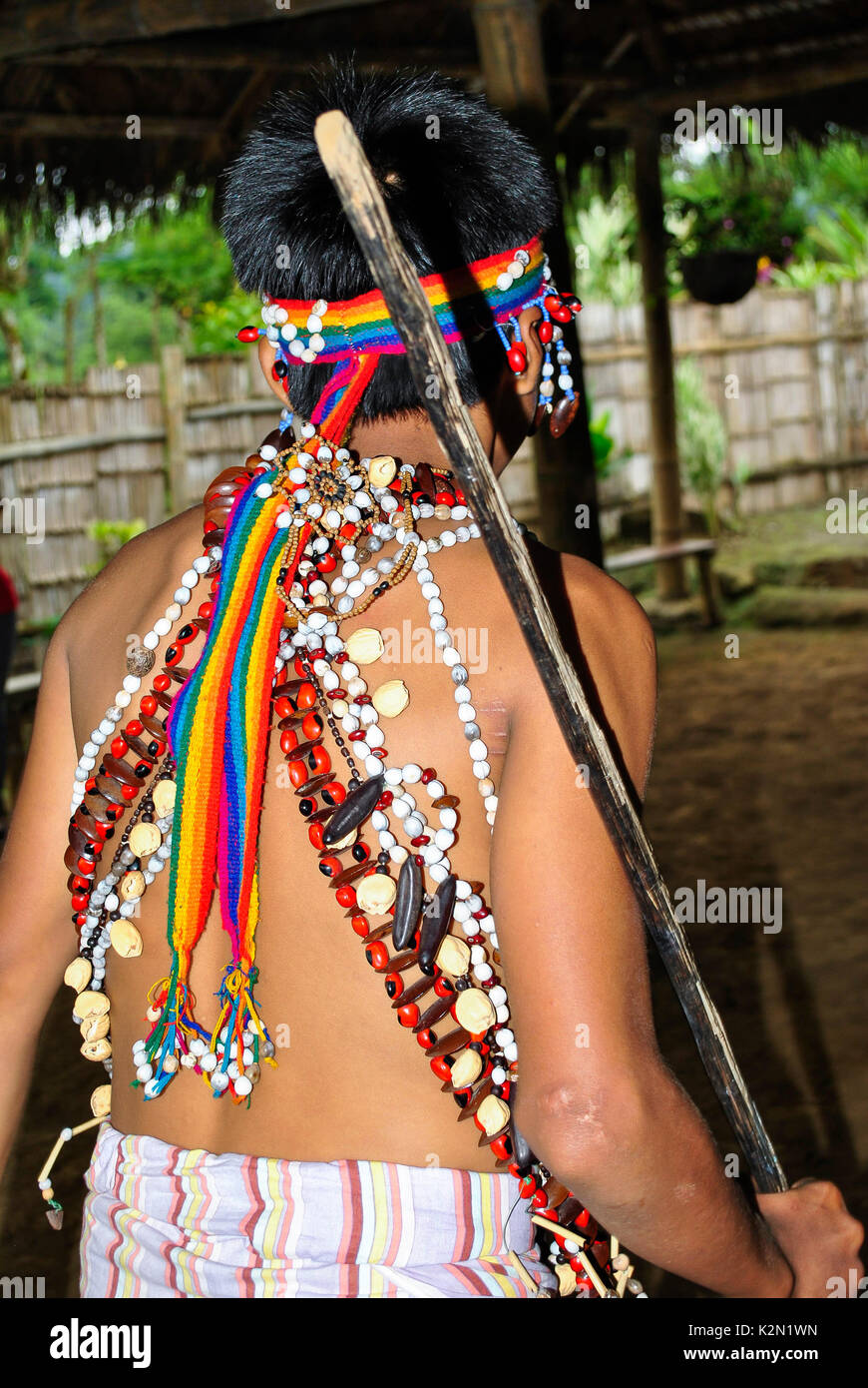 Un Shuar kid dancing. Egli indossa accesories fatta di semi nel suo corpo. Comunità Shuar. Bucay. Proviince di Guayas. Ecuador Foto Stock