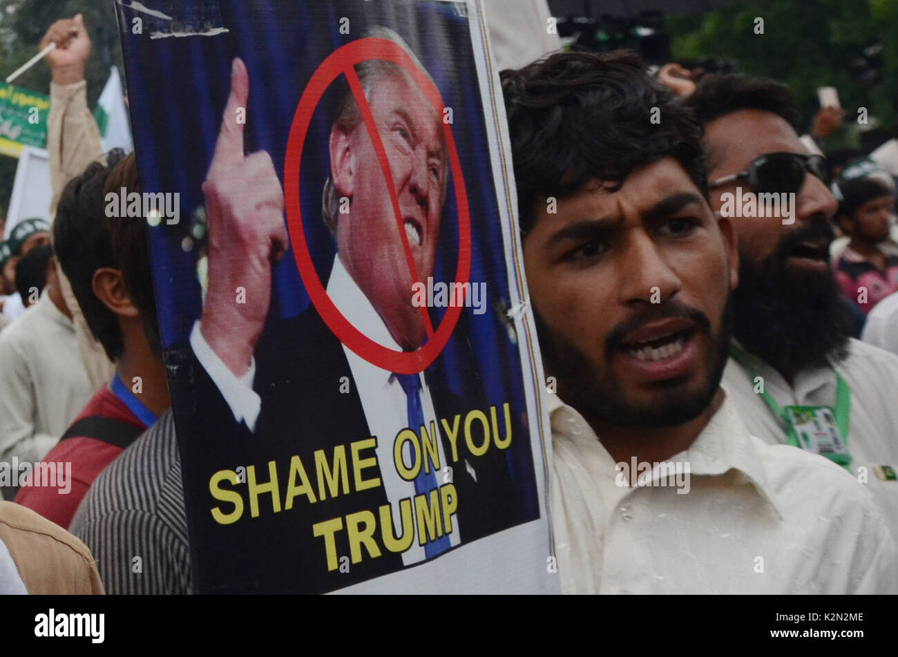 Lahore, Pakistan. 31 Agosto, 2017. Il pakistan attivisti di diversi passi torcia una effigie e foto poster del Presidente americano Donald Trump durante un anti-U.S dimostrazione a Lahore il 30 agosto 2017. Il Pakistan politico, religioso e capi militari hanno respinto presidente Donald Trump's affermazione che Islamabad è harboring militanti che battaglia le forze USA in Afghanistan. Credito: Rana Sajid Hussain/Pacific Press/Alamy Live News Foto Stock