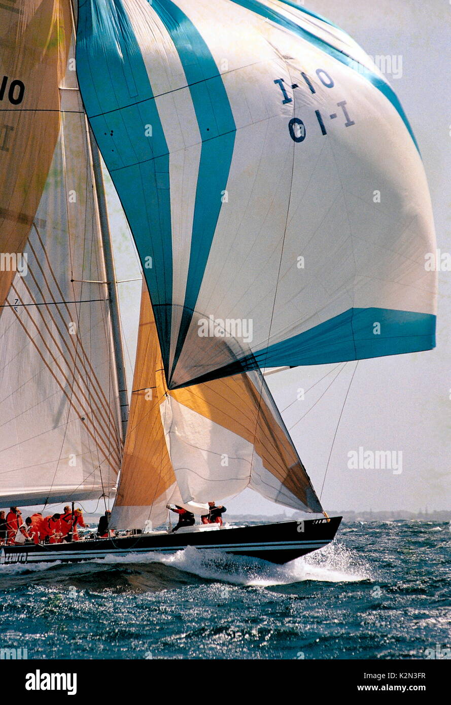 AJAXNETPHOTO. 5TH NOV 1986. FREMANTLE, Western Australia. - AMERICA'S CUP - LOUIS VUITTON eliminazioni - ITALIA'S AZZURRA SULLE STRADE DI CALIBRO. Foto:AJAXNETPHOTO.COM REF:AMCUP86 81403 6 5A Foto Stock