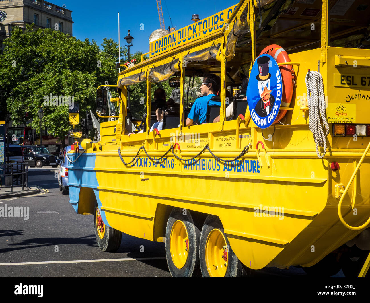 Londra DUKW Duck trasporto turistico, un bus anfibio che porta i turisti su un viaggio in giro per le strade di Londra e sulla RiverThames. Foto Stock