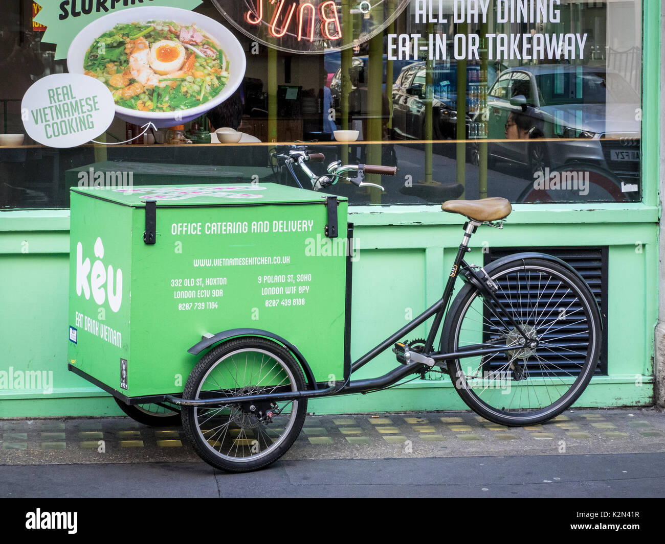 Cargo Bike per le consegne di cibo dal ristorante Keu di Soho, central London REGNO UNITO Foto Stock