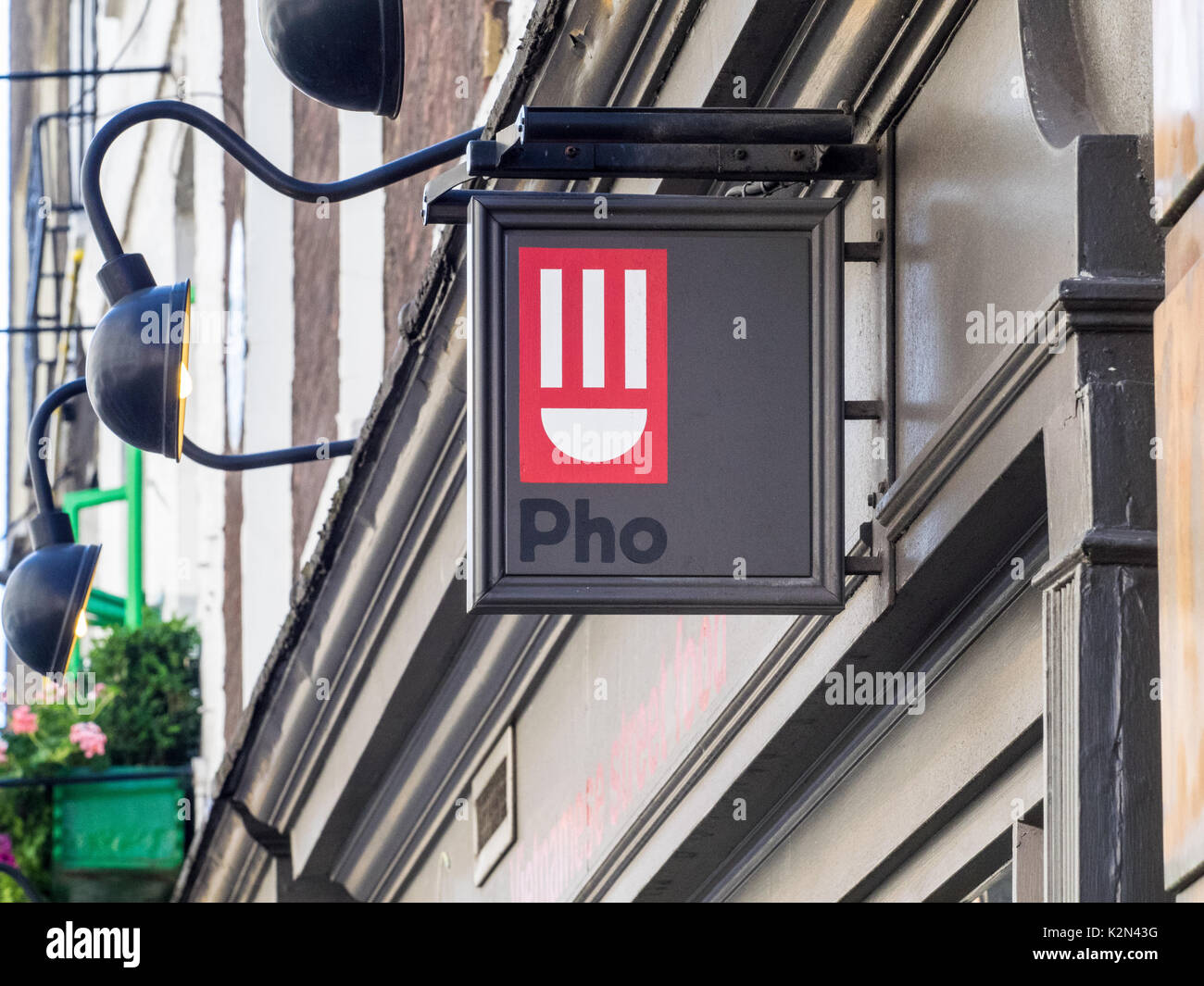 Pho vietnamita cibo di strada - Segno al di fuori del Pho vietnamita street food in Soho central London REGNO UNITO Foto Stock