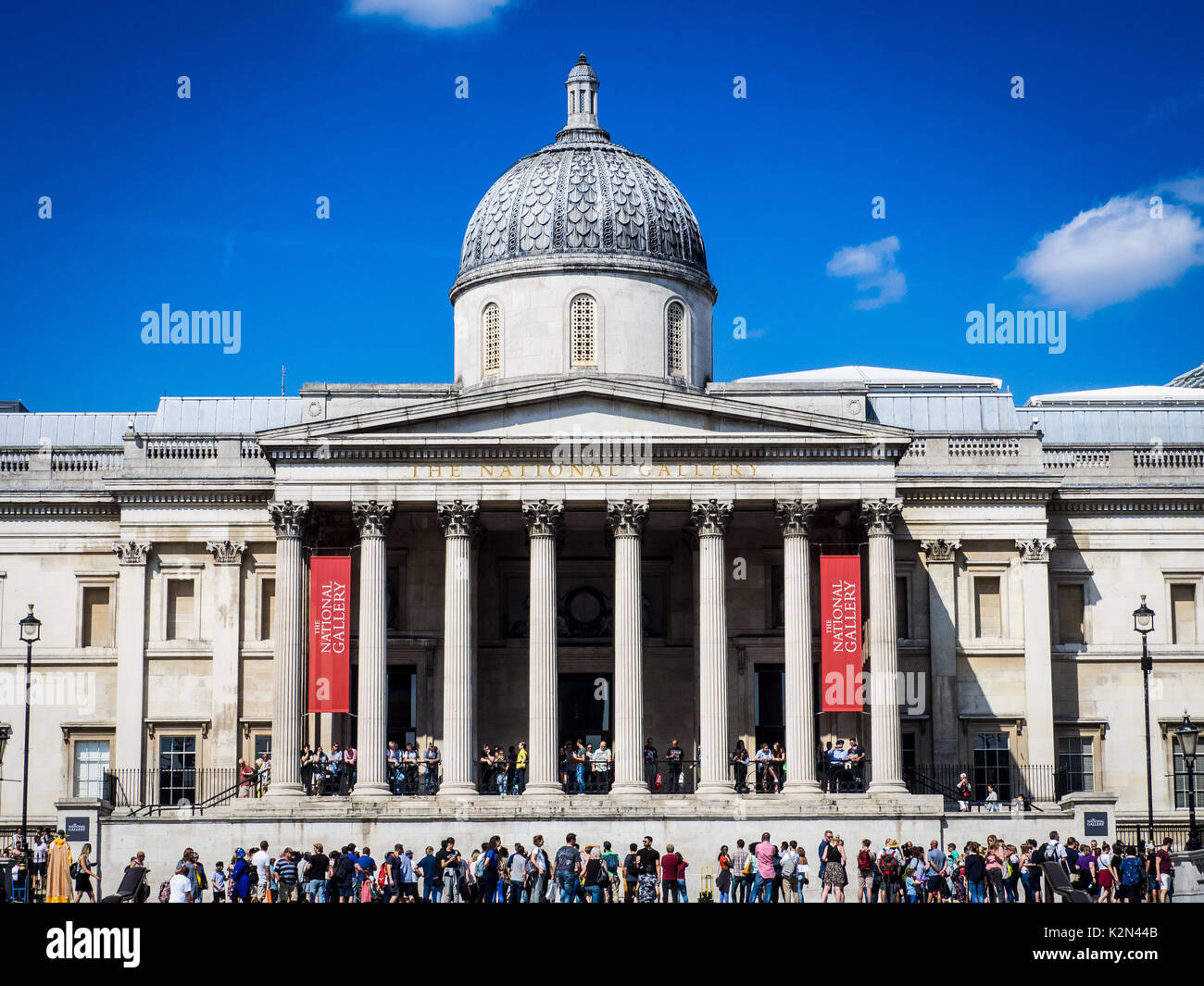 National Gallery di Londra - la folla fuori l'ingresso principale per la National Gallery in Trafalgar Square, Central London, Regno Unito Foto Stock