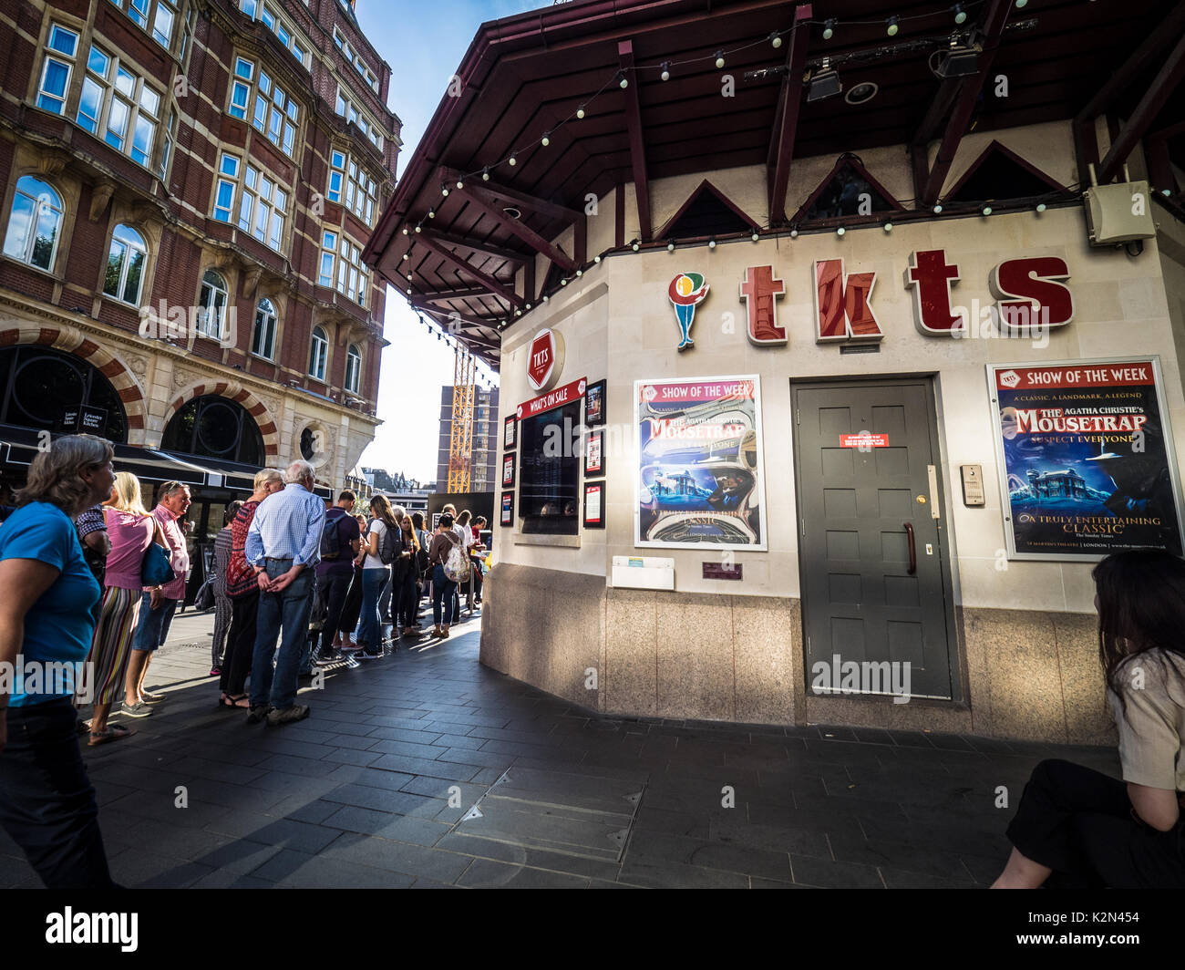 TKTS booth in Leicester Square il quartiere dei teatri di Londra - la cabina prevede tariffe e i biglietti last minute a giochi e spettacoli ai teatri di Londra Foto Stock