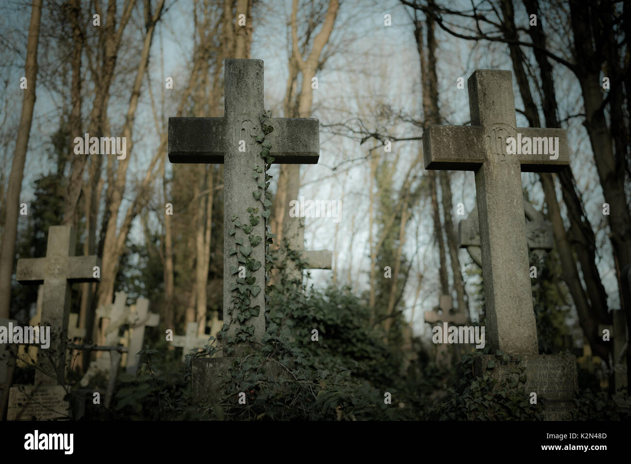 Tombe e lapidi nel cimitero di Londra, Regno Unito Foto Stock