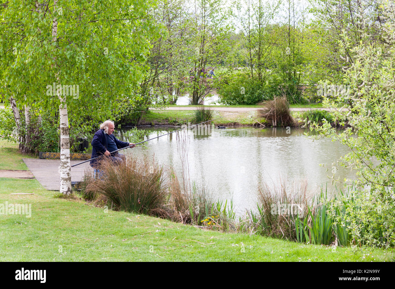 Un uomo la pesca a Ealing Pesca in campi Northala, Walsall, Regno Unito Foto Stock
