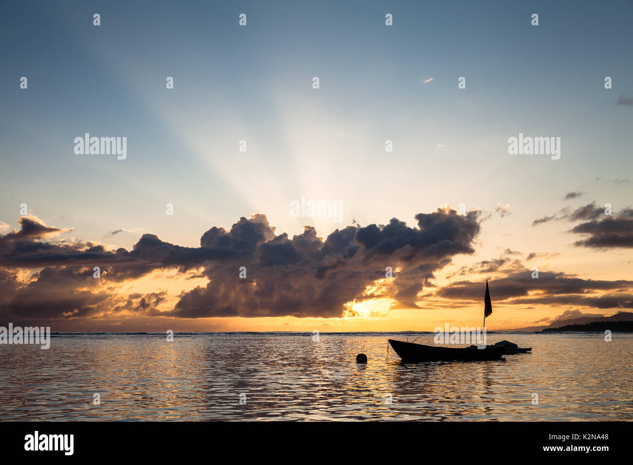 Alba con raggi di sole sul mare dei caraibi Foto Stock