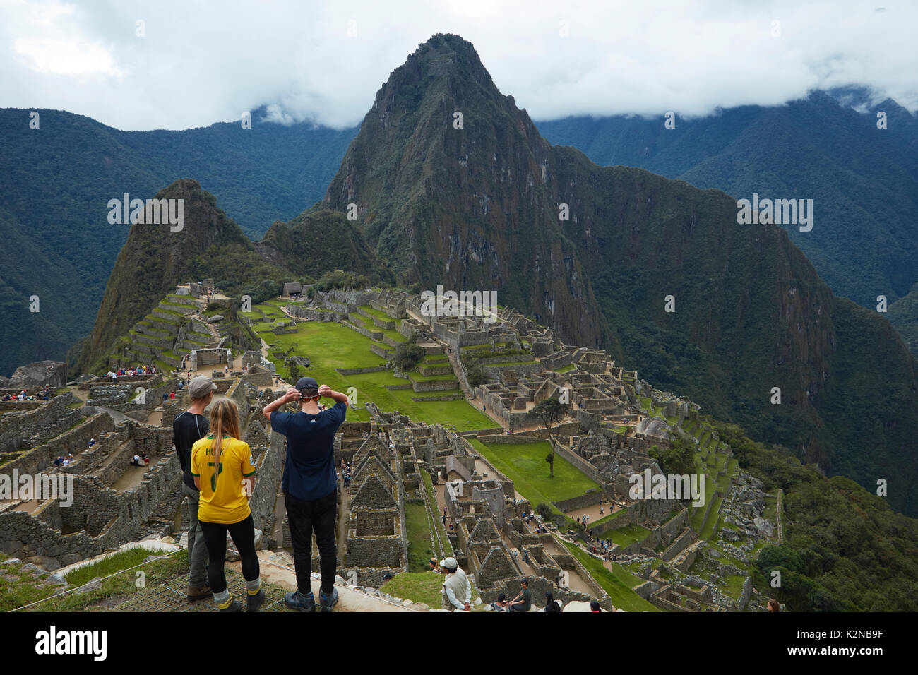 Famiglia turistico a Machu Picchu, xv secolo rovine Inca (sito Patrimonio Mondiale), la Valle Sacra, Perù, Sud America (MR) Foto Stock