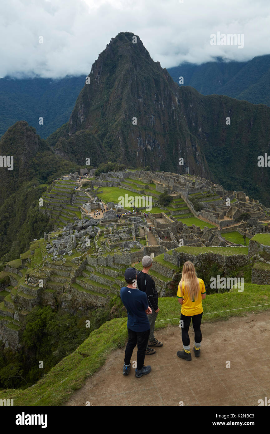 Famiglia turistico a Machu Picchu, xv secolo rovine Inca (sito Patrimonio Mondiale), la Valle Sacra, Perù, Sud America (MR) Foto Stock