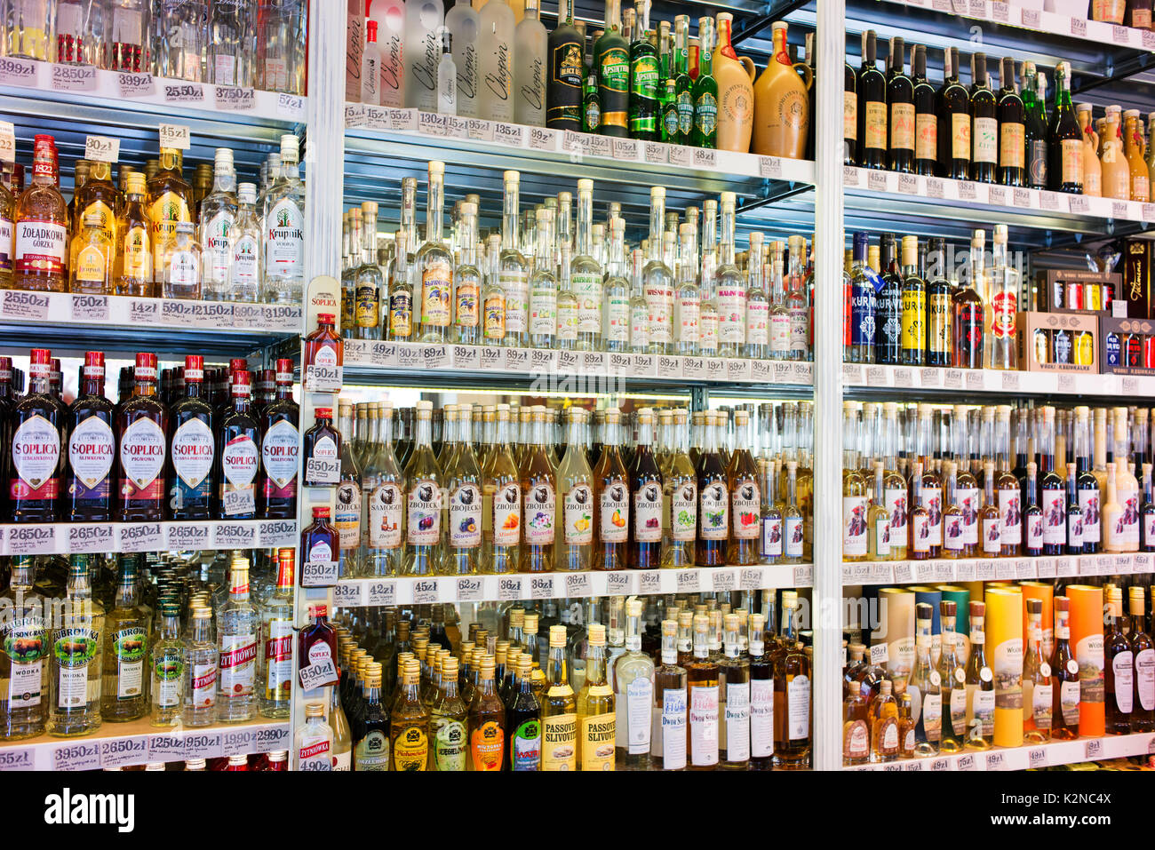 Una ampia varietà di alcool disponibili presso un negozio di bottiglie nel centro di Cracovia. Foto Stock
