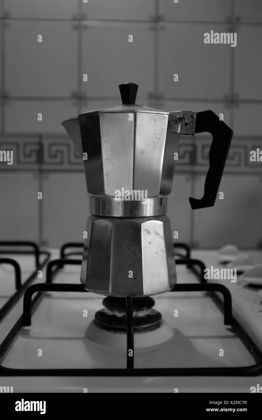 Fornello di caffè espresso maker pronto per entrare in azione Foto Stock