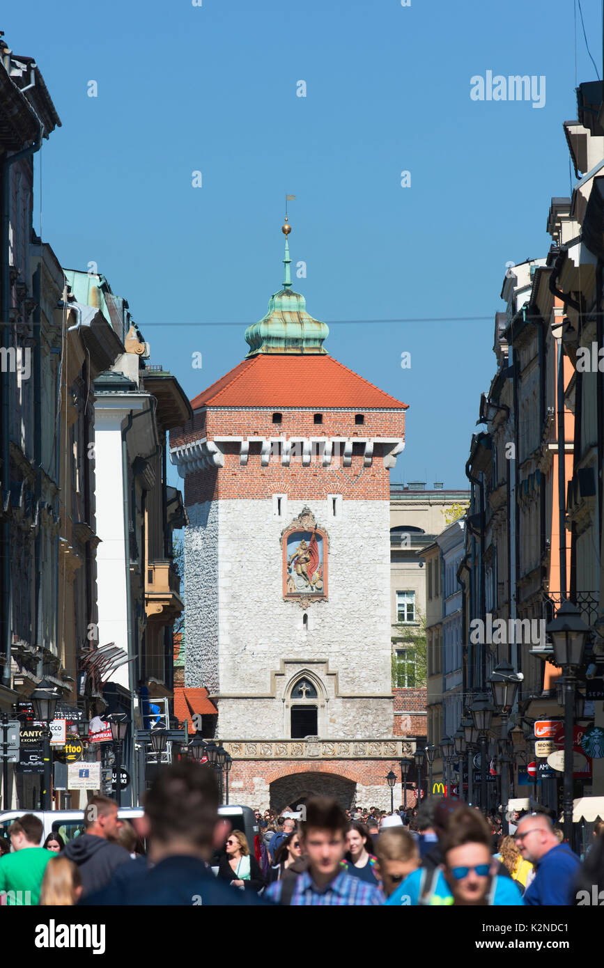 Guardando verso st. florian's gate dal di dentro le mura nella città vecchia di Cracovia su alcuni dei tanti turisti che affollano la città storica. Foto Stock