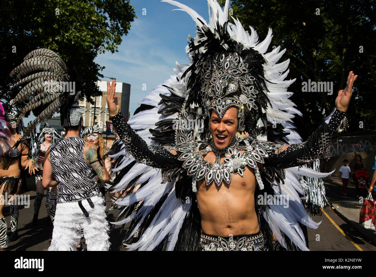 Londra, Regno Unito. Il 28 agosto 2017. Londra Scuola di Samba. Carnevale di Notting Hill celebrazioni e la parata del lunedì festivo. Il festival attacts oltre 1 Foto Stock