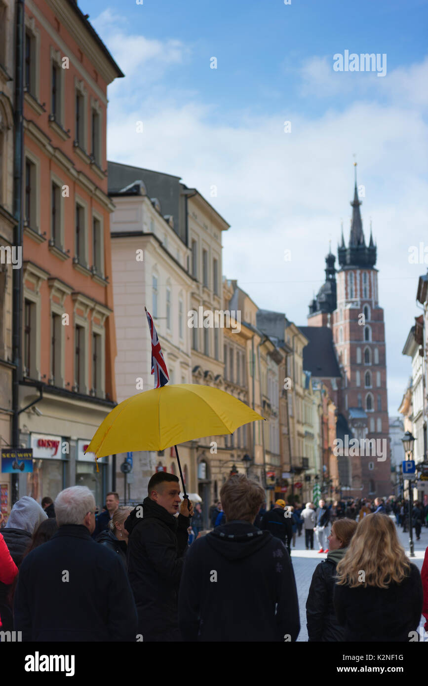 Un tour guida prende i suoi clienti su un tour a piedi attraverso la città vecchia di Cracovia. Foto Stock
