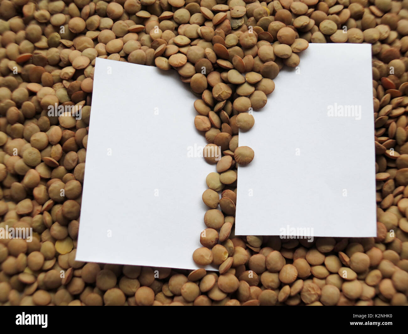 Etichetta bianca sul mucchio di materie lenticchie sfondo Foto Stock