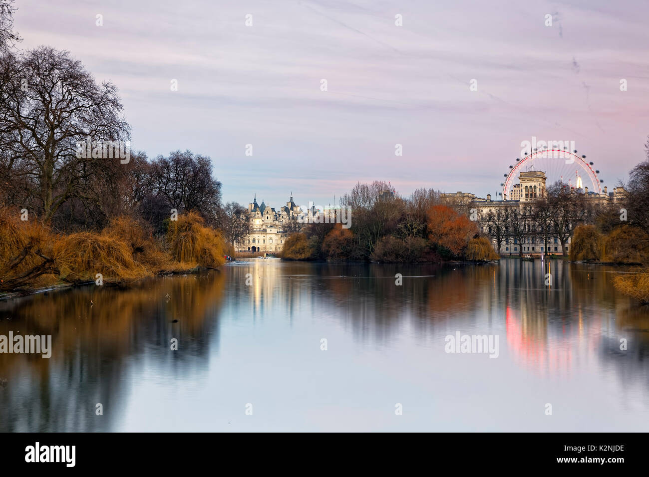 Il St James Park con Horseguard edificio, il St James Park Lake e il London Eye, London, England, Regno Unito Foto Stock