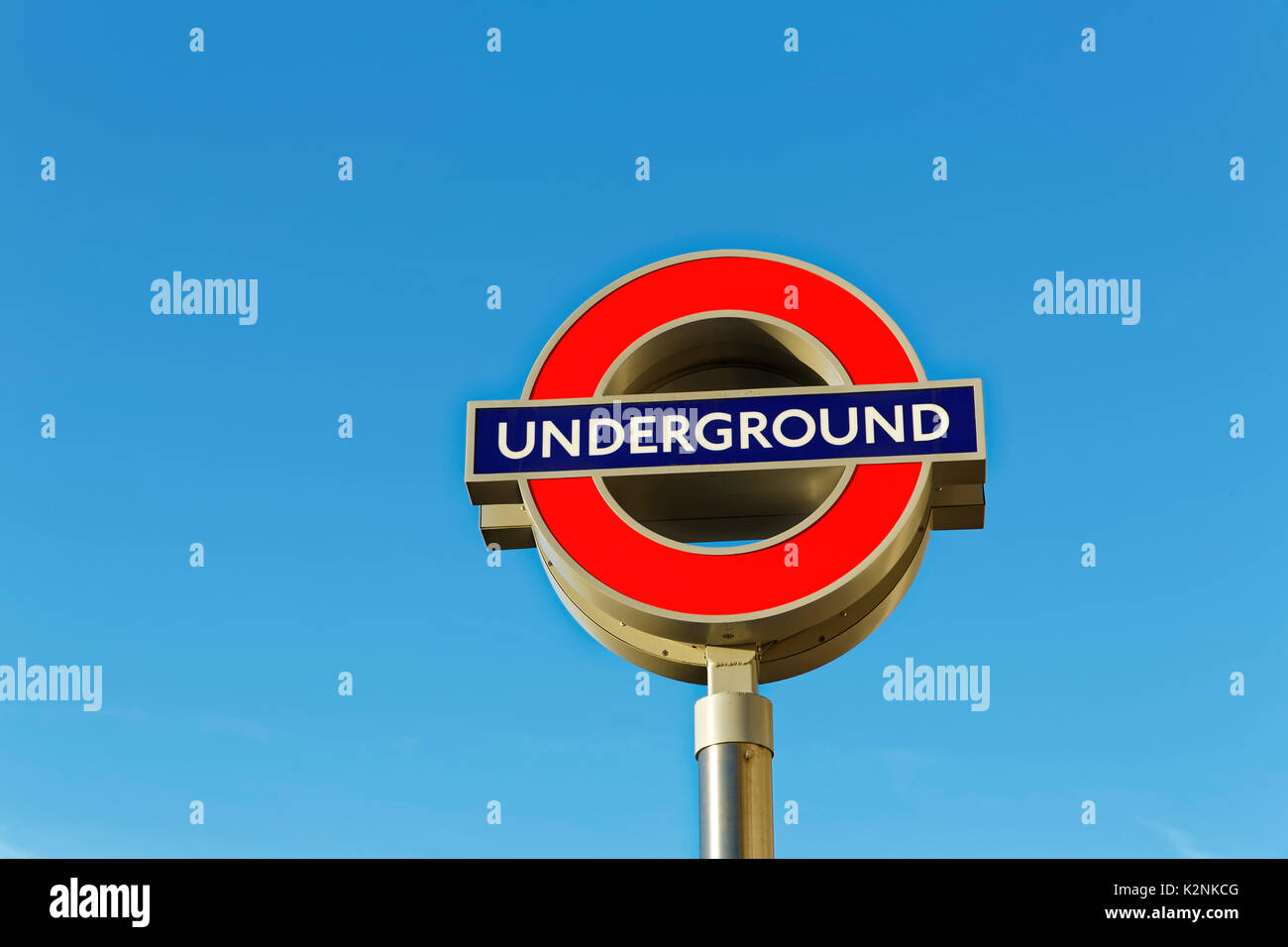 La metropolitana cartello contro il cielo blu, London, England, Regno Unito Foto Stock