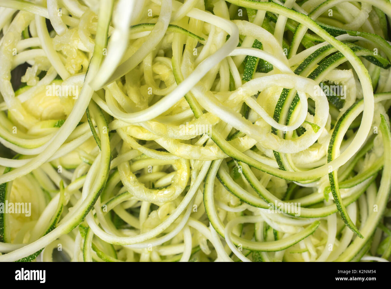 Spiralizing Zucchinie per una cena a piatto di lato Foto Stock