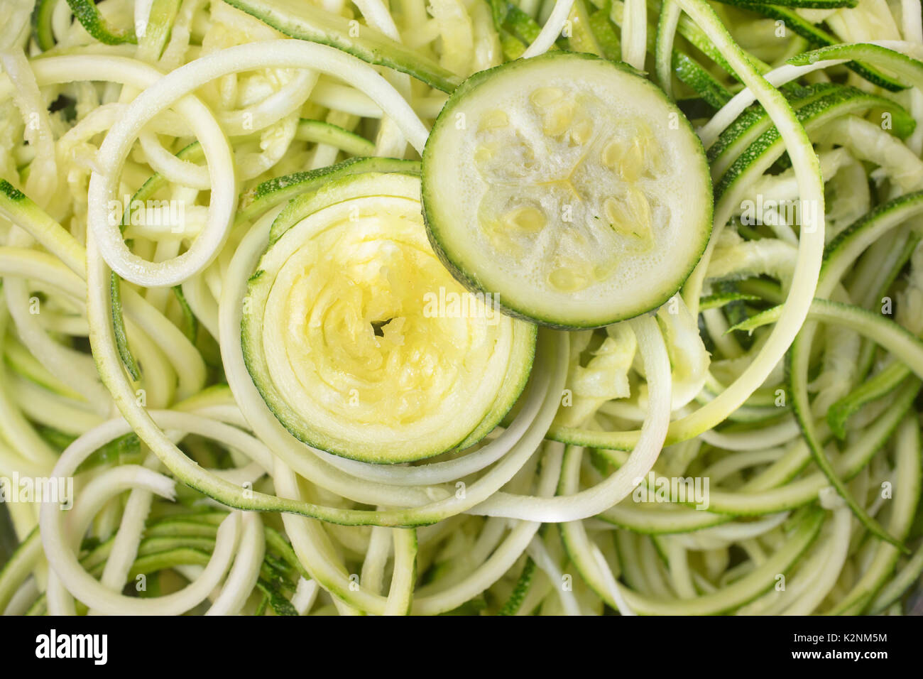 Spiralizing Zucchinie per una cena a piatto di lato Foto Stock