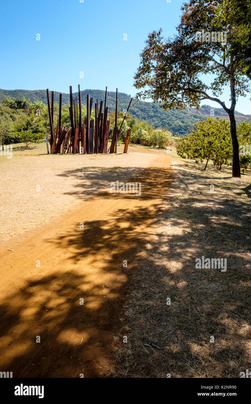 Caduta del fascio di scultura, da Chris Burden a Inhotim Centro del Museo di Arte Contemporanea, Giardino Botanico, Brumadinho, Belo Horizonte, Minas Gerais, Brasile. Foto Stock