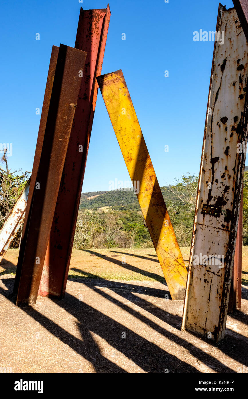 Caduta del fascio di scultura, da Chris Burden a Inhotim Centro del Museo di Arte Contemporanea, Giardino Botanico, Brumadinho, Belo Horizonte, Minas Gerais, Brasile. Foto Stock