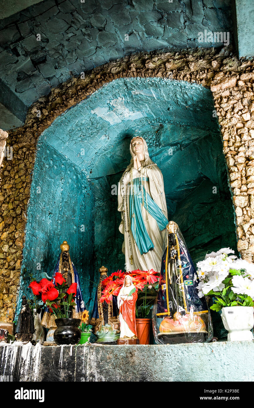 Gruta Nossa Senhora de Lourdes. Passos Maia, Santa Catarina, Brasile. / Monumento a Nostra Signora di Lourdes. Passos Maia, Santa Catarina, Brasile. Foto Stock