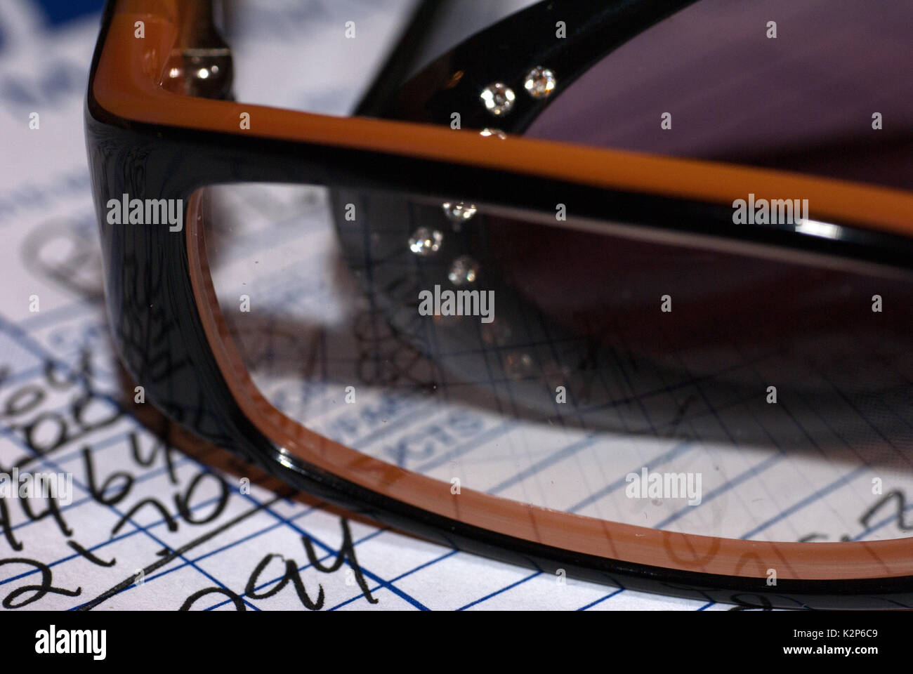 Occhiali da sole e occhiali su una ricevuta Foto Stock