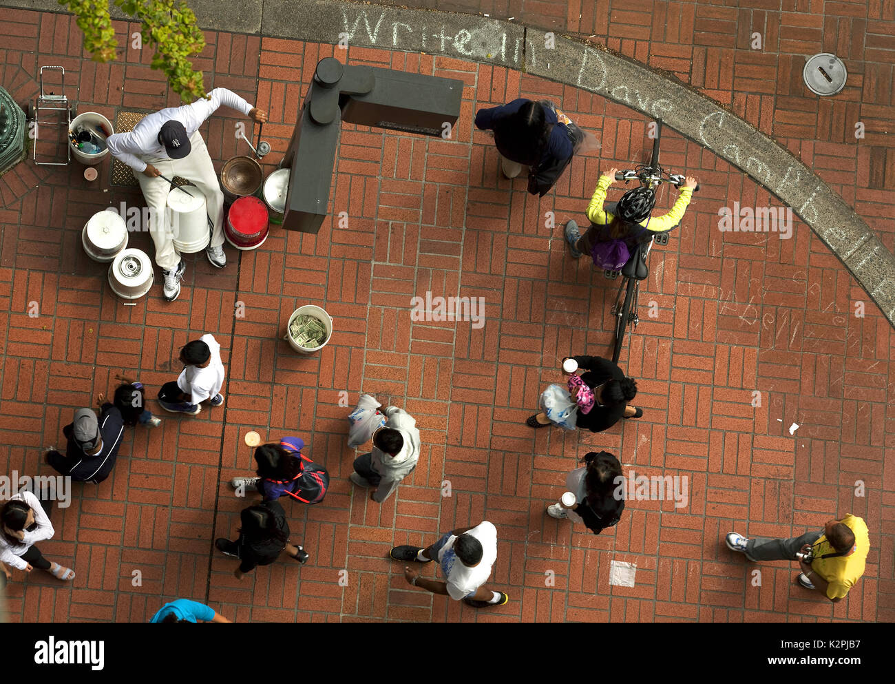 Portland, Oregon, Stati Uniti d'America. 19 Maggio, 2012. Una strada esecutore suona la batteria su secchielli in plastica per la folla passando da durante un altro giorno costante nel centro di Portland, Oregon. Credito: L.E. Baskow/ZUMA filo/Alamy Live News Foto Stock