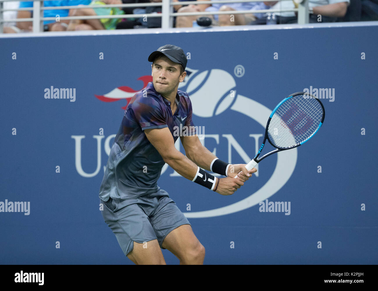 New York, Stati Uniti. Il 30 agosto, 2017. New York, NY, Stati Uniti d'America - 30 agosto 2017: Borna Coric di Croazia restituisce palla durante il match contro Alexander Zverev della Germania a US Open Championships a Billie Jean King National Tennis Center Credito: lev radin/Alamy Live News Foto Stock