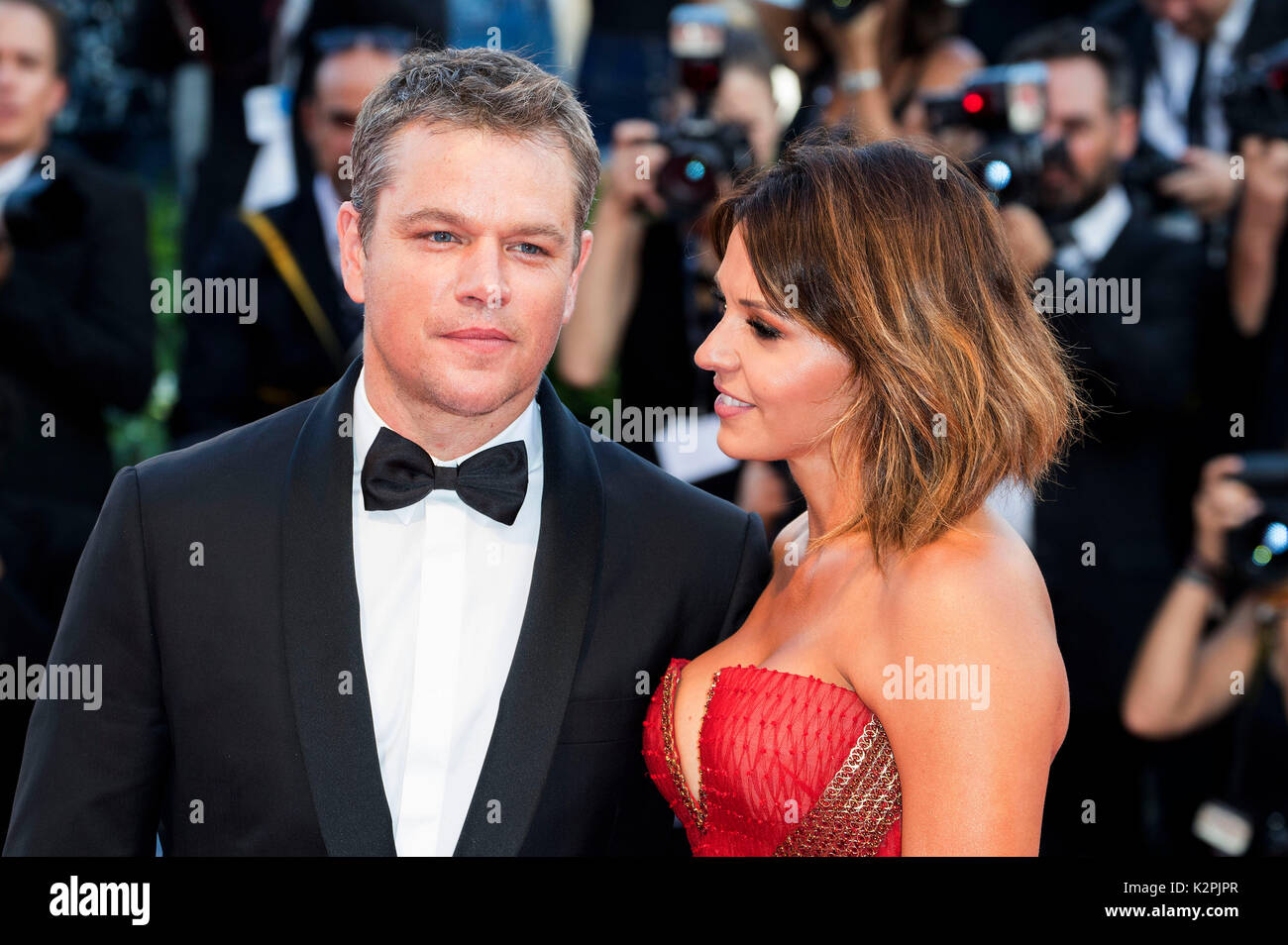 Venezia, Italia. 30 Ago, 2017. matt damon e la moglie luciana barroso frequentando il 'downsizing' premiere e apertura della 74a venice international film festival presso il palazzo del cinema il 30 agosto 2017 a Venezia, Italia. Credito: geisler-fotopress/alam Foto Stock