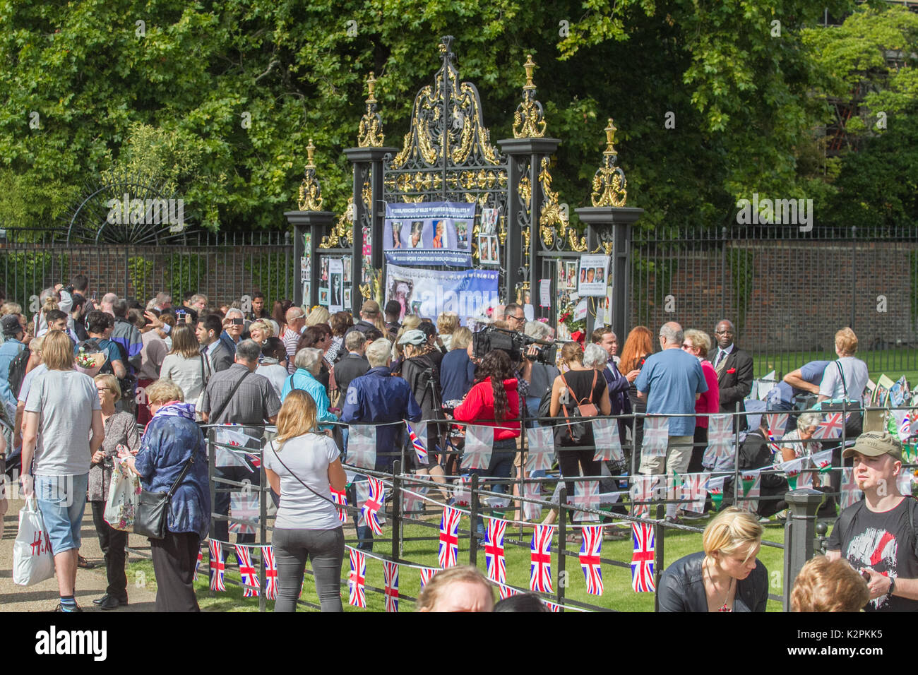 Londra, Regno Unito. 31 Agosto, 2017. Grande folla di wellwishers raccogliere fuori Kensington Palace gates a Londra per rendere omaggio al ventesimo anniversario della morte della Principessa Diana tragicamente morto in un fatale incidente di auto a Parigi il 31 agosto 1997 Credit: amer ghazzal/Alamy Live News Foto Stock