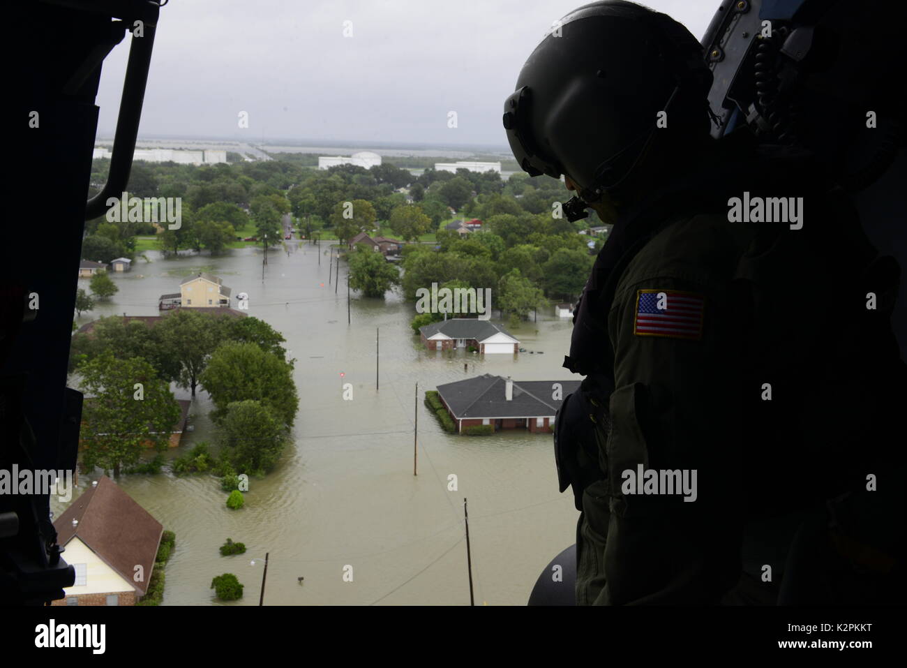 Beaumont, Stati Uniti. Il 30 agosto, 2017. Stati Uniti La guardia costiera personale di equipaggio guardare fuori a diluvio quartieri come essi rispondono ad un'evacuazione di emergenza in elicottero dopo il passaggio dell uragano Harvey Agosto 30, 2017 a Beaumont, Texas. Credito: Planetpix/Alamy Live News Foto Stock