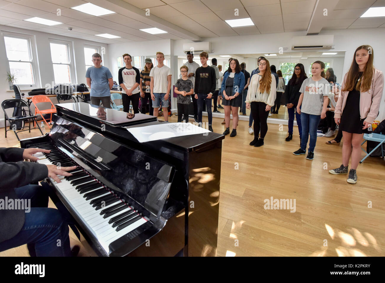 Londra, Regno Unito. Il 31 agosto 2017. Giovani musicisti di strada sperando di essere concerti Champion 2017 prendere parte in un boot camp con esperti del settore a music studios nel West End davanti a loro prossimi concerti Gran finale al Westfield di Londra. Concerti è il sindaco di Londra musicista di strada annuale concorso per giovani compositori e musicisti di età compresa tra i 11-25 anni. Credito: Stephen Chung / Alamy Live News Foto Stock