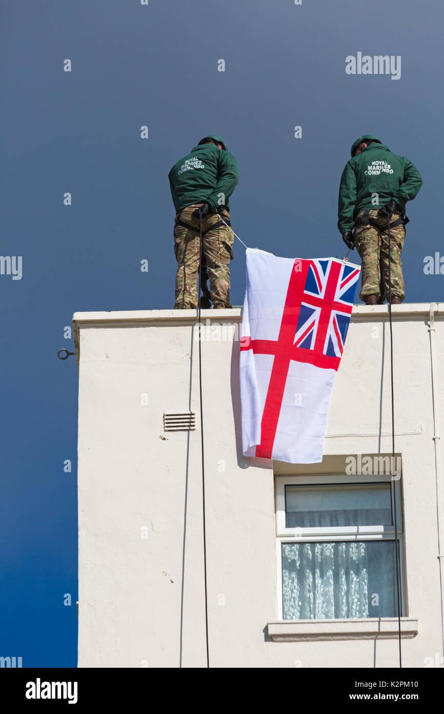Bournemouth, Dorset UK. 31st ago, 2017. Il Royal Marines Commandos si abbassa lungo l'Highcliff Marriott Hotel per il lancio ufficiale del decimo anniversario del Bournemouth Air Festival. Credit: Carolyn Jenkins/Alamy Live News Foto Stock