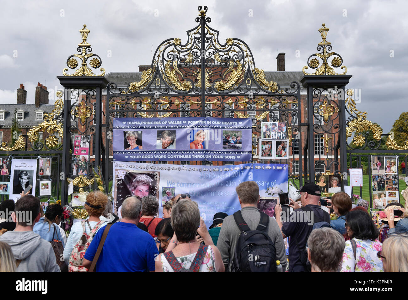 Londra, Regno Unito. Il 31 agosto 2017. Wellwishers e Royal Tifosi si riuniscono fuori dai cancelli a Kensington Palace a lasciare omaggi floreali in occasione del ventesimo anniversario della morte della Principessa Diana. Credito: Stephen Chung / Alamy Live News Foto Stock